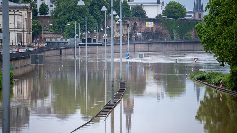 Die Autobahn A620 im Saarland steht unter Wasser.