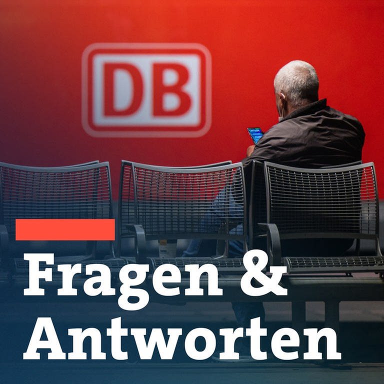 Das Logo der Deutschen Bahn (DB) prangt an der Seite einer Lok, während ein Mann auf dem Hauptbahnhof wartet.  (Foto: dpa Bildfunk, picture alliance/dpa | Peter Kneffel)