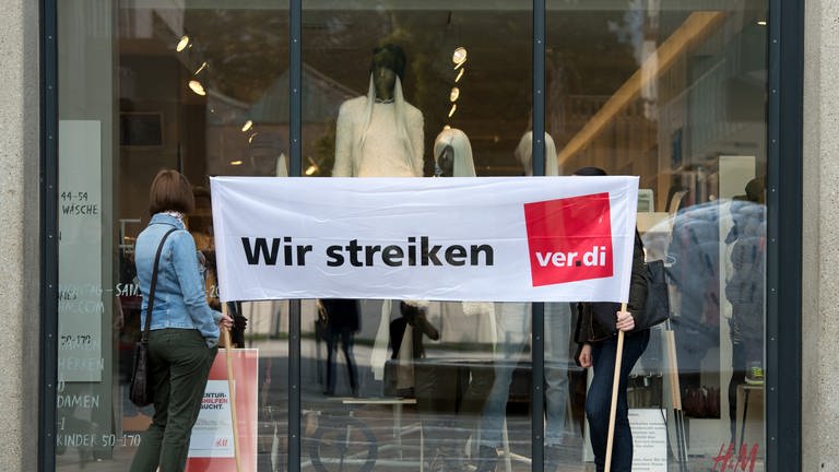 Zwei Frauen stehen in Stuttgart mit einem Transparent mit der Aufschrift "Wir streiken verdi" (Foto: dpa Bildfunk, Picture Alliance)