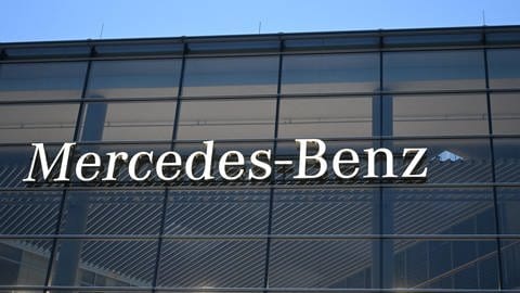 Ein Schriftzug des Automobilherstellers Mercedes-Benz an der Fassade eines Bürogebäudes. (Foto: dpa Bildfunk, picture alliance/dpa | Bernd Weißbrod)