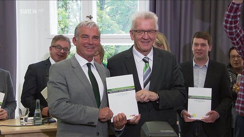 Thomas Strobl (CDU) und Baden-Württembergs Ministerpräsident Winfried Kretschmann (Grüne) präsentieren den ersten Grün-Schwarzen Koalitionsvertrag