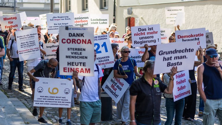 Anhängerinnen und Anhänger der "Querdenken"-Bewegung protestierten in Konstanz.