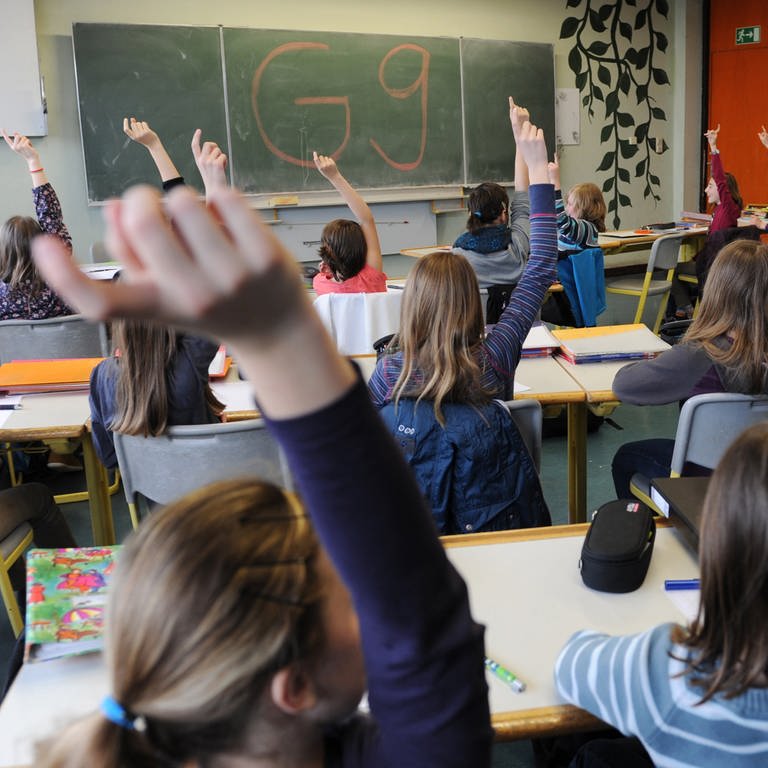 Klassenzimmer. Auf der Tafel steht G9. (Foto: dpa Bildfunk, picture alliance/dpa_Franziska Kraufmann)