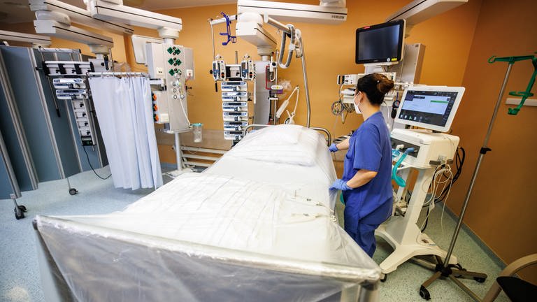 Eine Intensivstation im Krankenhaus, auf der auch Corona-Kranke liegen können. 