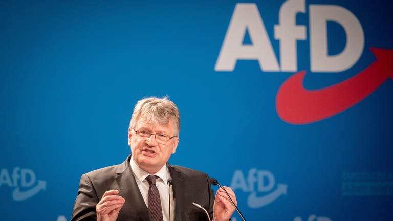Jörg Meuthen spricht in der Dresdener Messehalle beim Bundesparteitag der AfD 2021 zu den Delegierten.