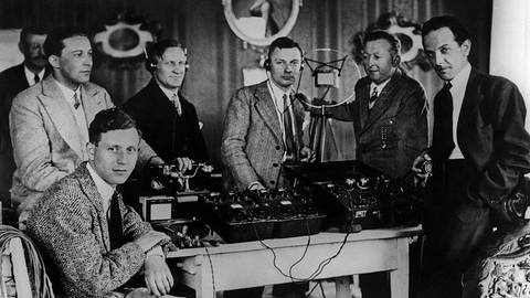 Redakteur Josef Eberle (vorne links) mit Kollegen im SDR-Studio, 1932