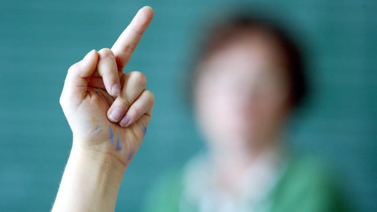 Schülerin zeigt Lehrerin den Mittelfinger.