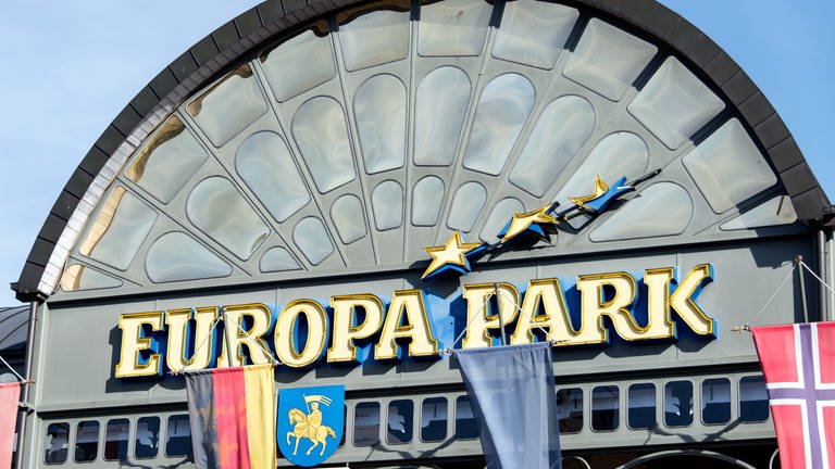 Der Haupteingang des Europa-Parks in Rust ist von Flaggen umrahmt. 