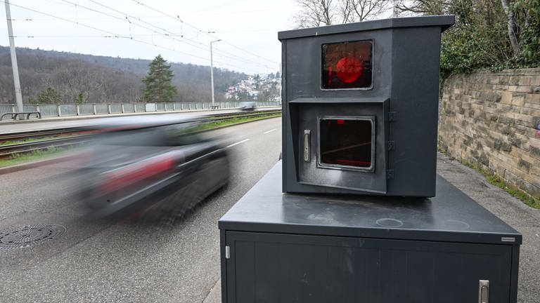 Ein Auto fährt auf einer Zufahrtsstraße zur Innenstadt von Stuttgart an einem Blitzer zur Geschwindigkeitskontrolle vorbei. (Foto: dpa Bildfunk, picture alliance/dpa | Bernd Weißbrod)