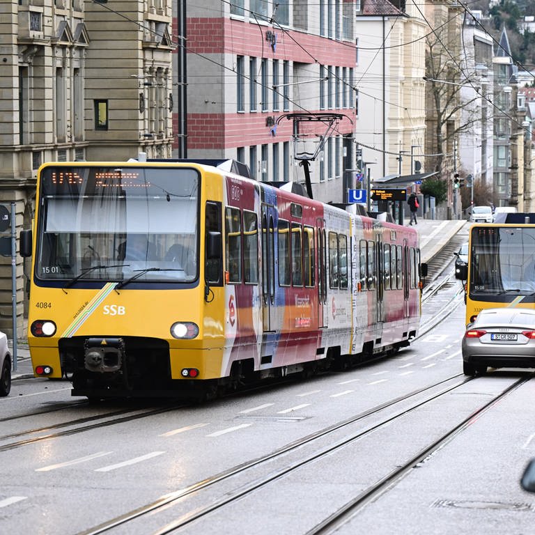 Zwei Stadtbahnen fahren in Stuttgart am Eugensplatz vorbei. (Foto: dpa Bildfunk, picture alliance/dpa | Bernd Weißbrod)