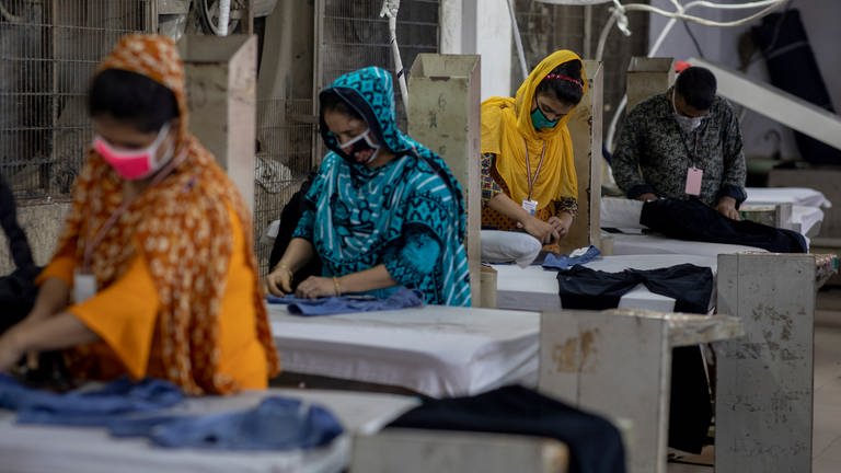 Frauen arbeiten in einer Textilfabrik.
