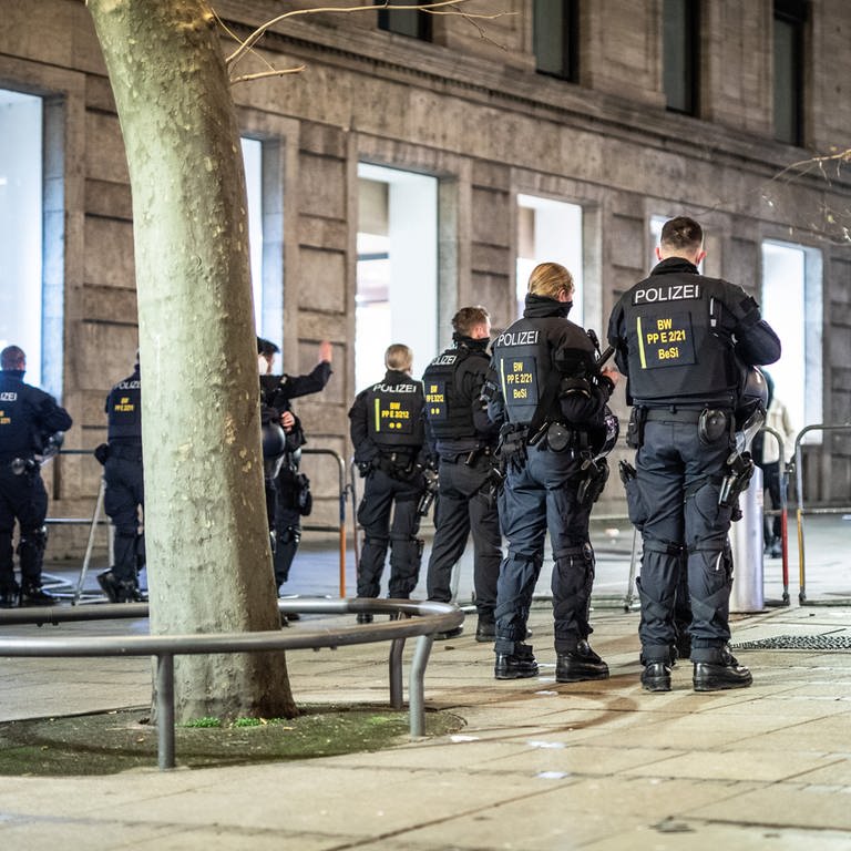 Polizisten sperren in der Silvesternacht den Schlossplatz in Stuttgart ab. (Foto: dpa Bildfunk, picture alliance/dpa | Christoph Schmidt)