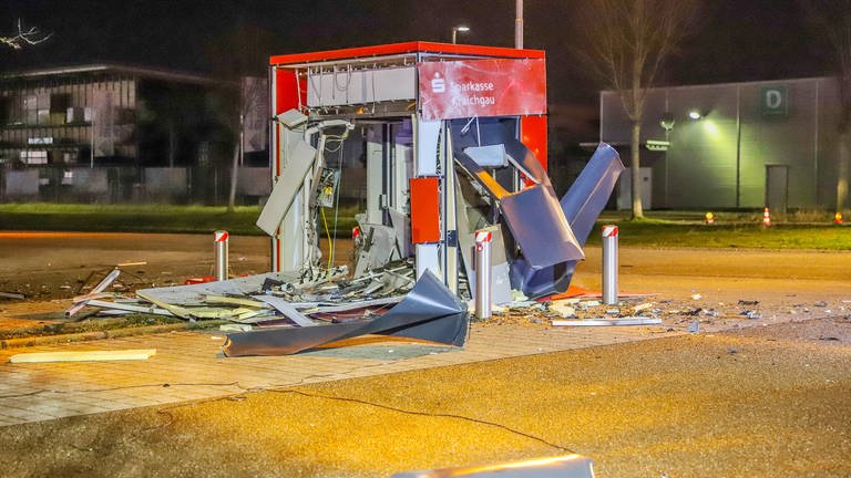 Unbekannte haben in Bruchsal (Kreis Karlsruhe) einen Geldautomaten gesprengt. 