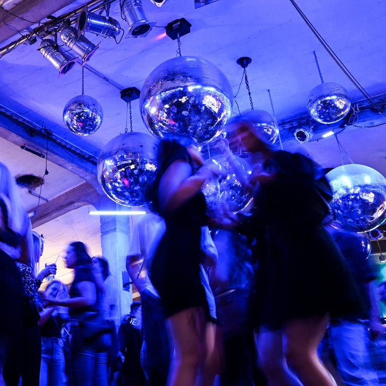 Dutzende Menschen tanzen zur Musik im Club Kantine. (Foto: dpa Bildfunk, picture alliance/dpa | Felix Kästle)