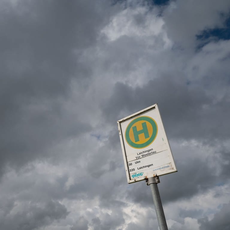 Ein Schild weist auf die Bushaltestelle "Laichingen Vor Westerlau" im Alb-Donau-Kreis hin. (Foto: dpa Bildfunk, picture alliance/dpa | Marijan Murat)