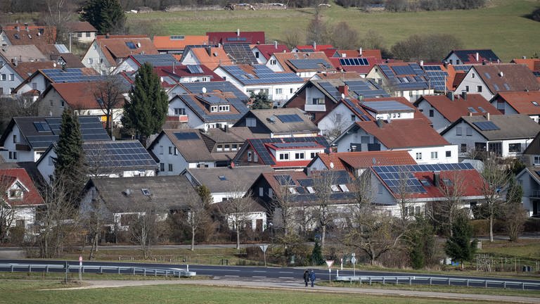 Solarmodule sind auf Wohnhäusern zu sehen. 