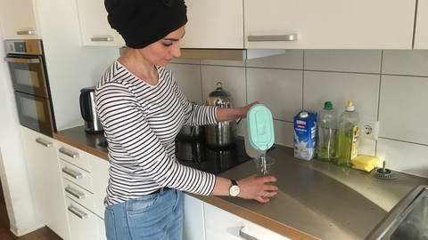 Esma Öztürk, die leitende Altenpflegerin einer Pflege-WG, gießt Tee auf.