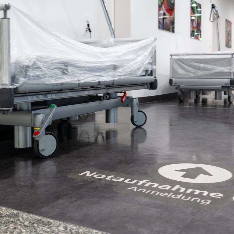 Patientenbetten stehen im Krankenhaus vor der Notaufnahme. (Foto: dpa Bildfunk, picture alliance/dpa | Stefan Puchner)