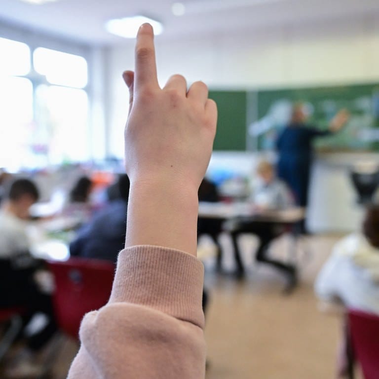 An Schulen in Baden-Württemberg fehlen Lehrkräfte. Direkteinsteiger sollen die Lücken schließen. 