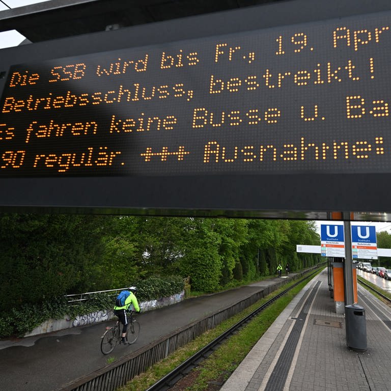 Auf einer Anzeigetafel an einer Bahnhaltestelle steht eine Streikankündigung der SSB. Bis zum 19. April wird der Nahverkehr bestreikt. (Foto: dpa Bildfunk, picture alliance/dpa | Bernd Weißbrod)