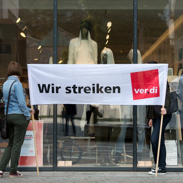 Zwei Frauen stehen in Stuttgart mit einem Transparent mit der Aufschrift "Wir streiken verdi" (Foto: dpa Bildfunk, Picture Alliance)