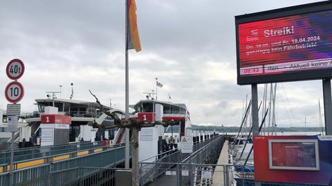 Am Steg in Konstanz findet aufgrund des Streiks im Nahverkehr kein Fährbetrieb statt. Ein Schild weist darauf hin. (Foto: SWR, Moritz Kluthe)