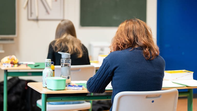 Schülerinnen sitzen während der schriftlichen Abiturprüfung in Biologie in einem Klassenzimmer im Leibniz-Gymnasium (Archivbild). 