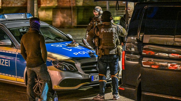 Spezialeinsatzkräfte der Polizei sind am Ulmer Münsterplatz wegen einer Geiselnahme im Einsatz: Der Tatverdächtige hatte sechs Menschen in seiner Gewalt.  (Foto: dpa Bildfunk, picture alliance/dpa | Marius Bulling)