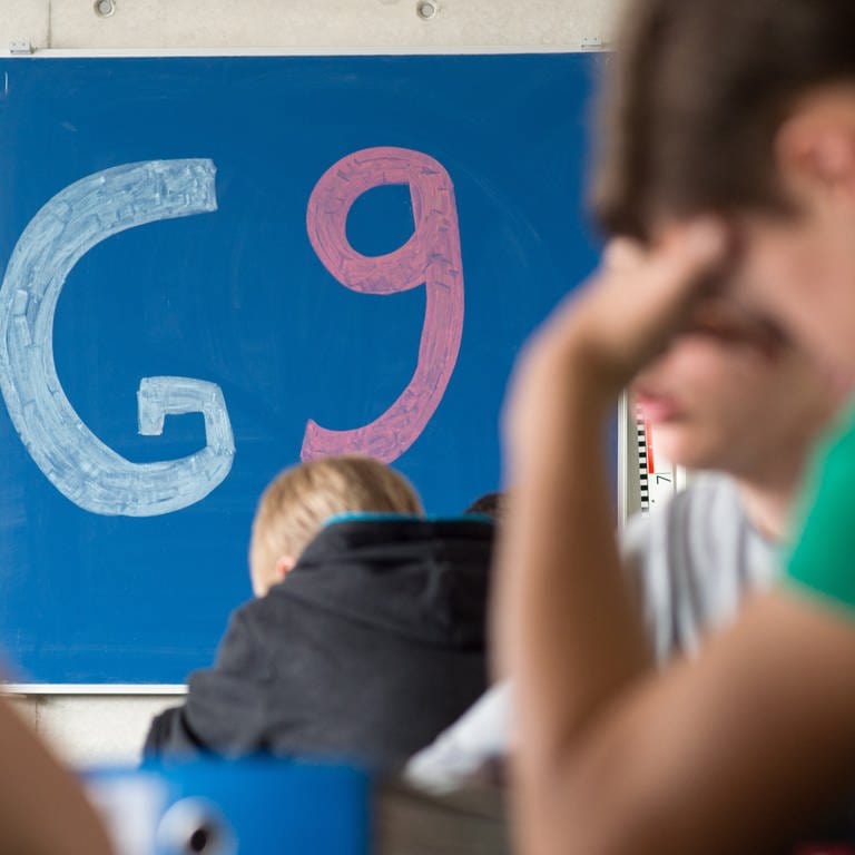 "G9" steht in einem Gymnasium in Straubing (Bayern) an einer Tafel. 