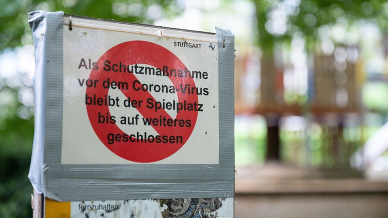 Ein Schild mit der Aufschrift "Als Schutzmaßnahme vor dem Corona-Virus bleibt der Spielplatz bis auf weiteres geschlossen" klebt an einem Schild vor einem Spielplatz in Stuttgart. (Foto: dpa Bildfunk, picture alliance/dpa | Marijan Murat (Archivbild))