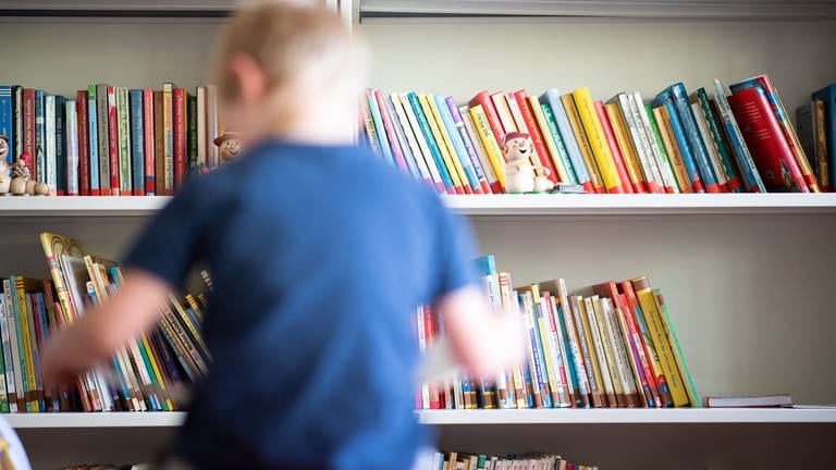 Ein Schüler liest in einer Grundschule ein Buch.