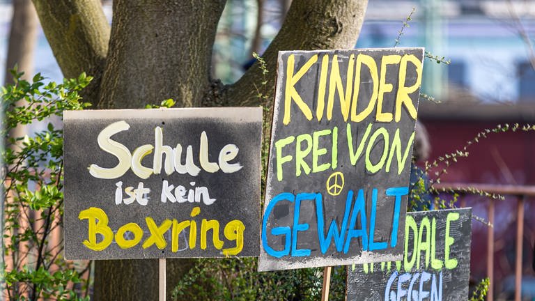 "Schule ist kein Boxring" und "Kinder frei von Gewalt" steht auf Schildern. (Foto: dpa Bildfunk, picture alliance/dpa | Frank Hammerschmidt)