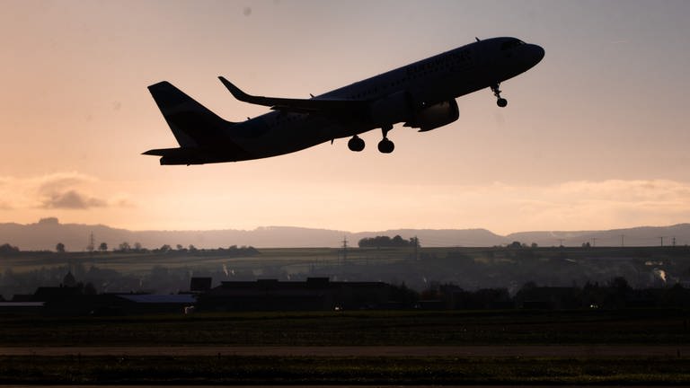 Ein Flugzeug des Typs Airbus A320 Neo startet am frühen Morgen vom Flughafen in Stuttgart. 