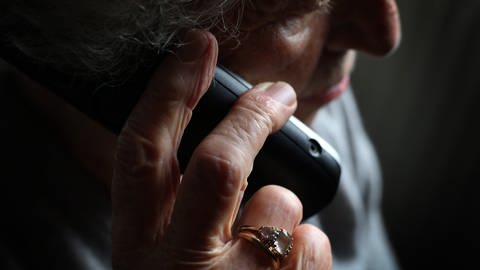 Eine ältere Frau telefoniert mit einem schnurlosen Festnetztelefon.  (Foto: dpa Bildfunk, picture alliance/dpa | Karl-Josef Hildenbrand (Symbolbild))