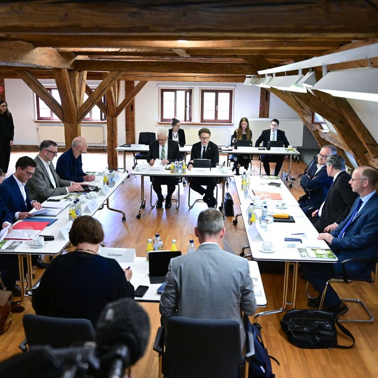 "Bildungsgipfel" in Bebenhausen - Regierung und Opposition sitzen an einem Tisch (Foto: dpa Bildfunk, picture alliance/dpa | Bernd Weißbrod)