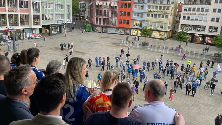 Die Volleyballerinnen des Allianz MTV Stuttgart feiern am Donnerstag (2.5.) ihren dritten Bundesliga-Sieg auf dem Balkon des Stuttgarter Rathauses. (Foto: SWR)