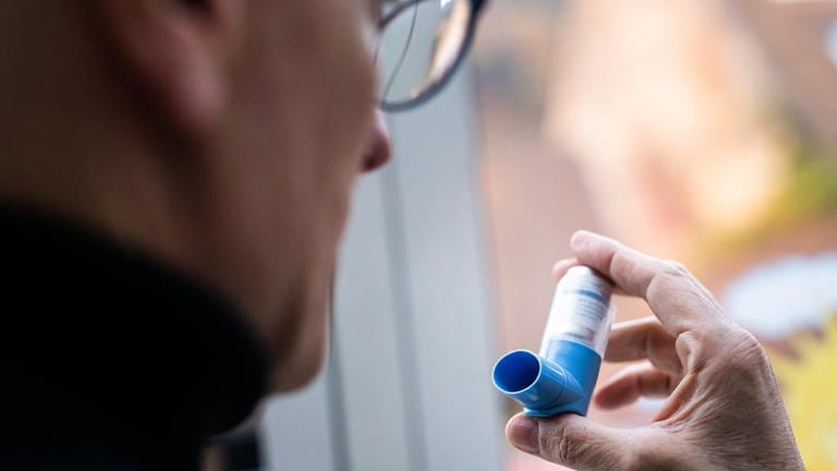 Ein Asthmatiker hält ein Asthmaspray in der Hand (Symbolbild).