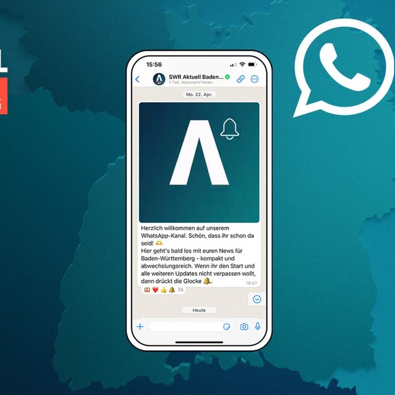 Vor einem blauen Hintergrund mit dem Logo von SWR Aktuell Baden-Württemberg ist ein Handy mit einem Screenshot vom WhatsApp-Kanal zu sehen.
