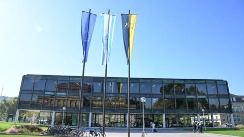 Die Flaggen von Europa, Israel und Deutschland sind vor dem Gebäude des Landtags von Baden-Württemberg gehisst. 