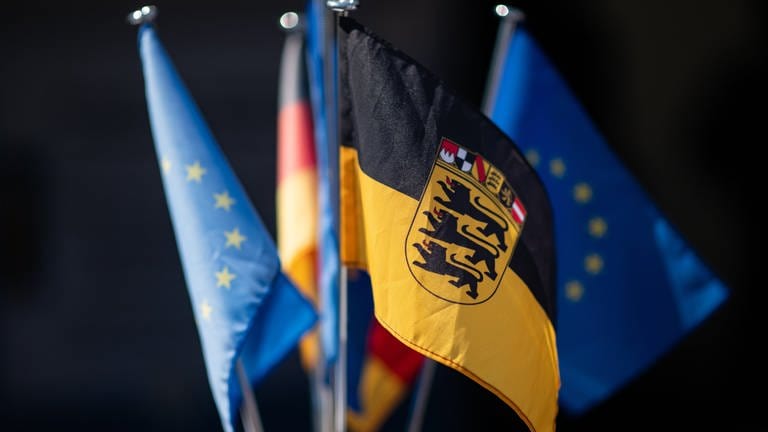 Die baden-württembergischen Landesflagge, die Flagge der Europäischen Union und die Deutschlandflagge sind bei einem Europaaktionstag auf dem Schlossplatz zu sehen. 