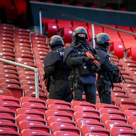 Polizisten stehen bei einer praktische Übung einer Einsatzlage zur Fußball-Europameisterschaft in der Stuttgarter MHP Arena. 