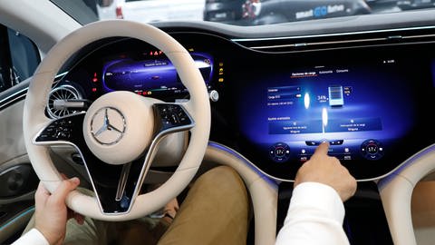 Lenkrad und Display eines Mercedes EQ 
