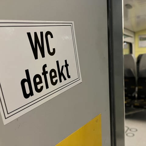 Ein Schild weist auf eine gesperrte Toilette im IRE zwischen Karlsruhe und Stuttgart hin. 