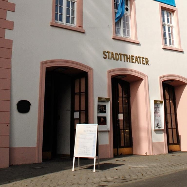Das Gebäude des Theaters Konstanz mit dem Schriftzug "Stadttheater".