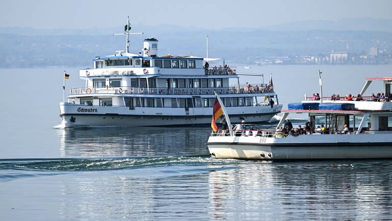 Zwei Passagierschiffe fahren vor Kressbronn auf dem Bodensee