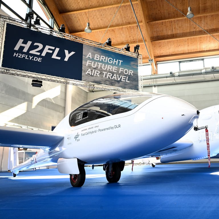 Wasserstoffflugzeugs HY4 mit einem Brennstoffzellen- und Batteriesystem in einer Messehalle in Friedrichshafen (Foto: dpa Bildfunk, picture alliance/dpa | Felix Kästle)