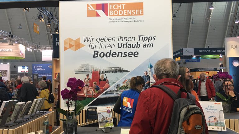 Mann schaut am Stand vom Bodensee-Tourismus auf der Messe CMT in Stuttgart