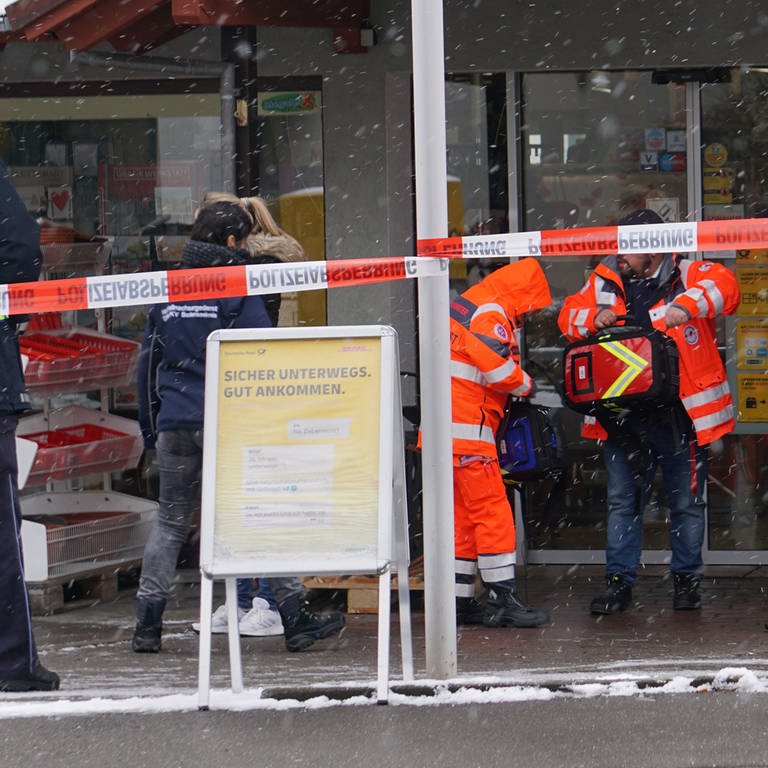 Absperrband mit Rettungssanitätern in Markdorf