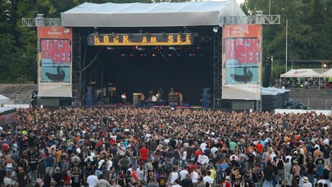 Zuschauer stehen beim Rockfestival "Rock am See" in Konstanz am Bodensee vor der Bühne (Foto: picture-alliance / Reportdienste, picture alliance / dpa | Enrico Becker)