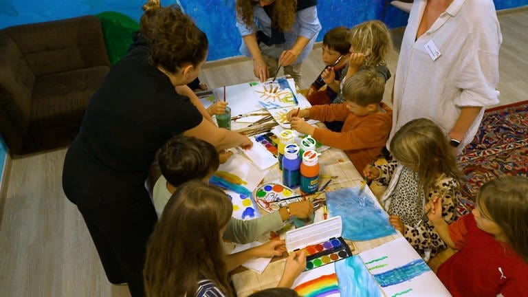 Kinder malen in der Familienferienstätte in Langenargen.